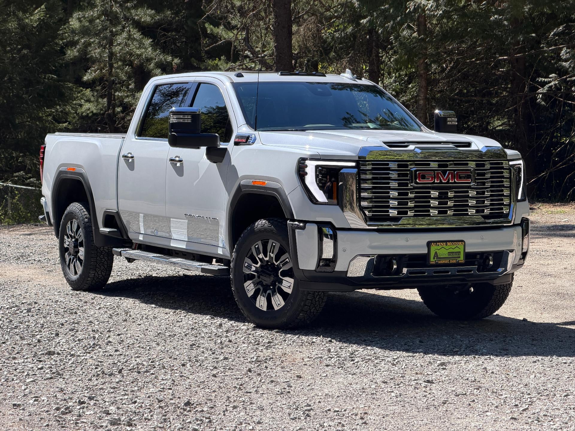 2026 GMC Sierra 2500 HD Crew Cab Standard Box 4-Wheel Drive Denali in Glacier White Tricoat — front three-quarter view